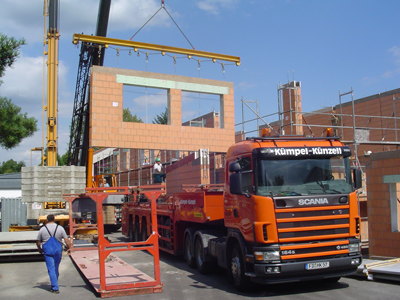 LKW mit Wandelementen